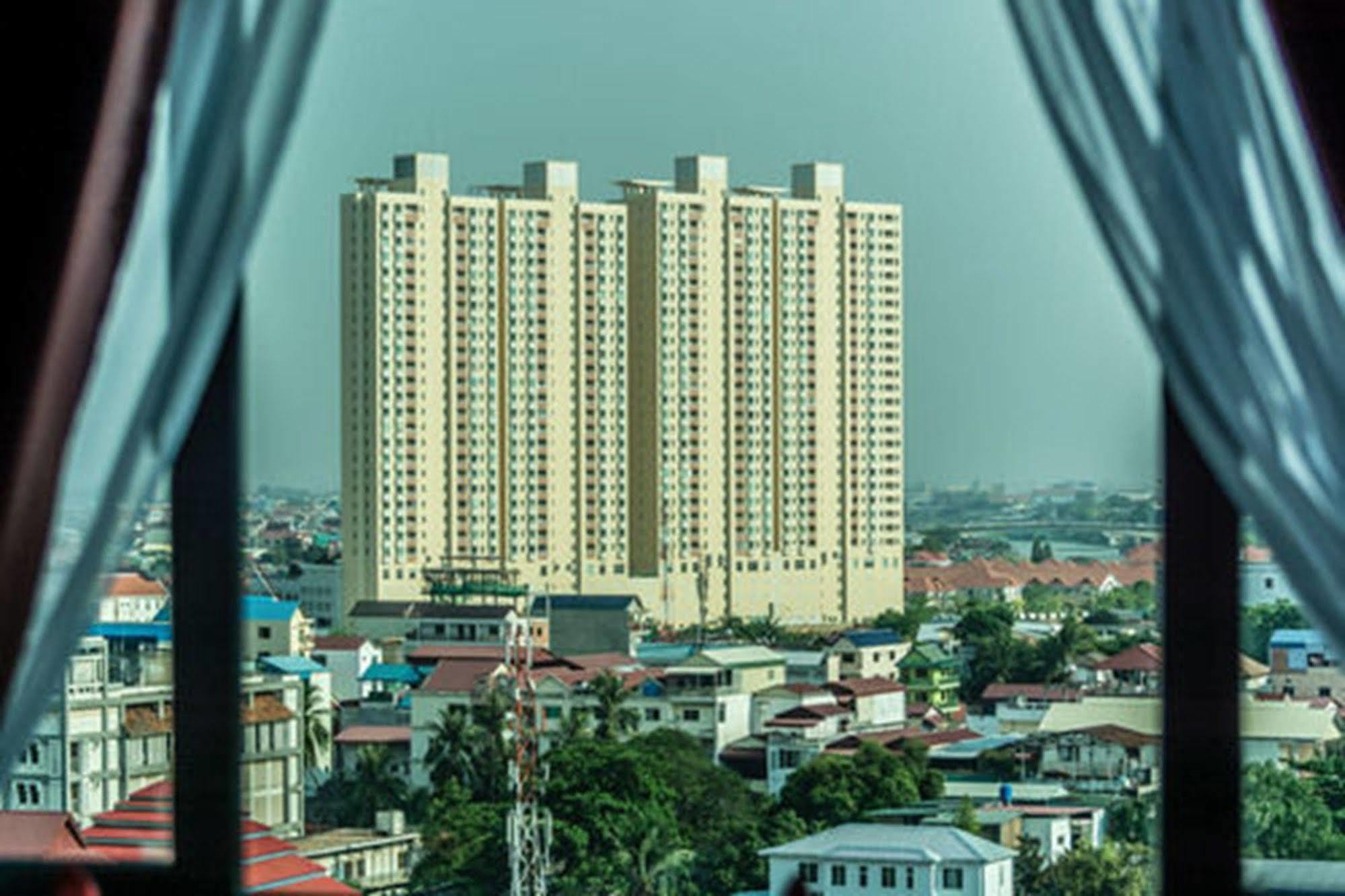 Diamond Palace Resort & Sky Bar Phnom Penh Exterior photo