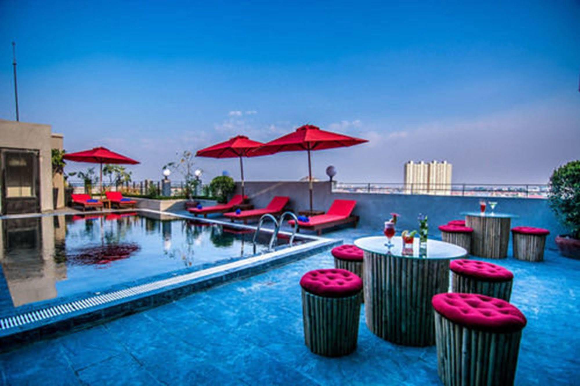 Diamond Palace Resort & Sky Bar Phnom Penh Exterior photo